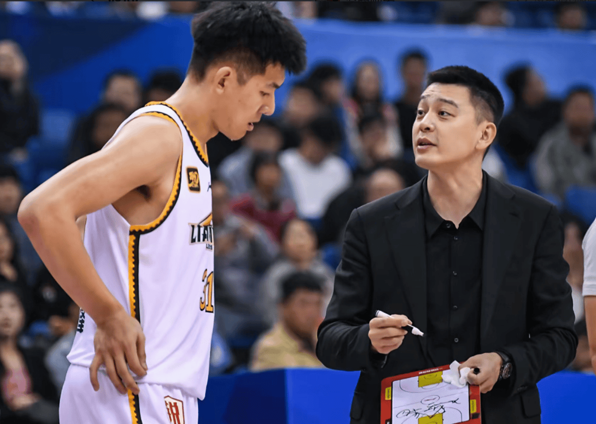 主帅风采：辽宁沈阳队教练率队备战下一场比赛的简单介绍