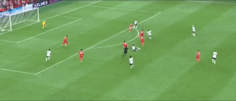 包含斯旺西城后防线集体缺席，防守岌岌可危的词条