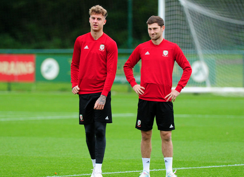 包含斯旺西城后防线集体缺席，防守岌岌可危的词条