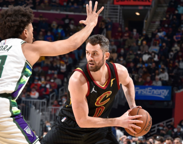 雄鹿主力盯紧后防备战,为夺取胜局日积夜累的简单介绍 雄鹿主力盯紧后防备战,为夺取胜局日积夜累的简单介绍