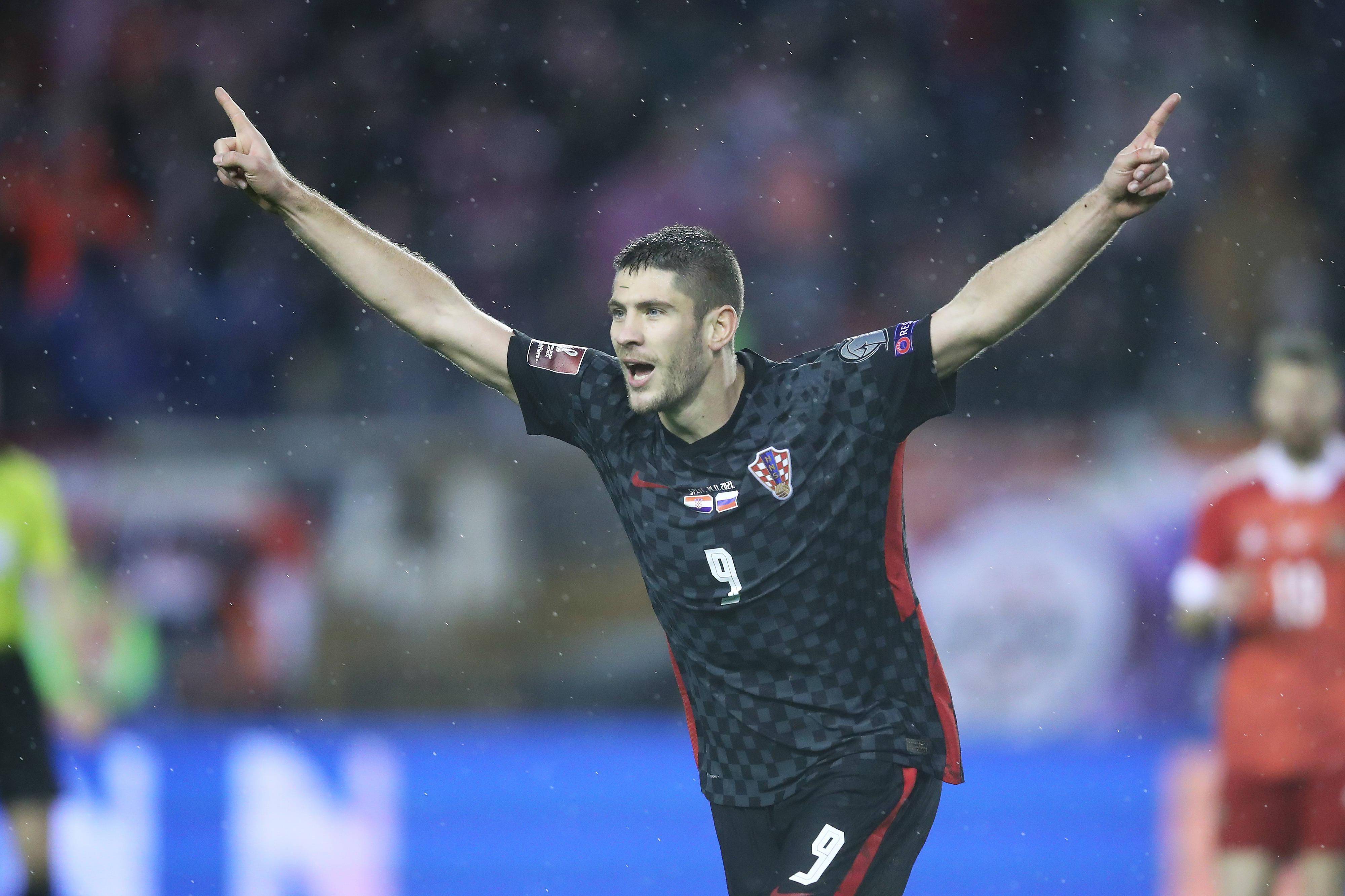 包含俄罗斯足球冠军杯开赛，各队展开激烈角逐的词条