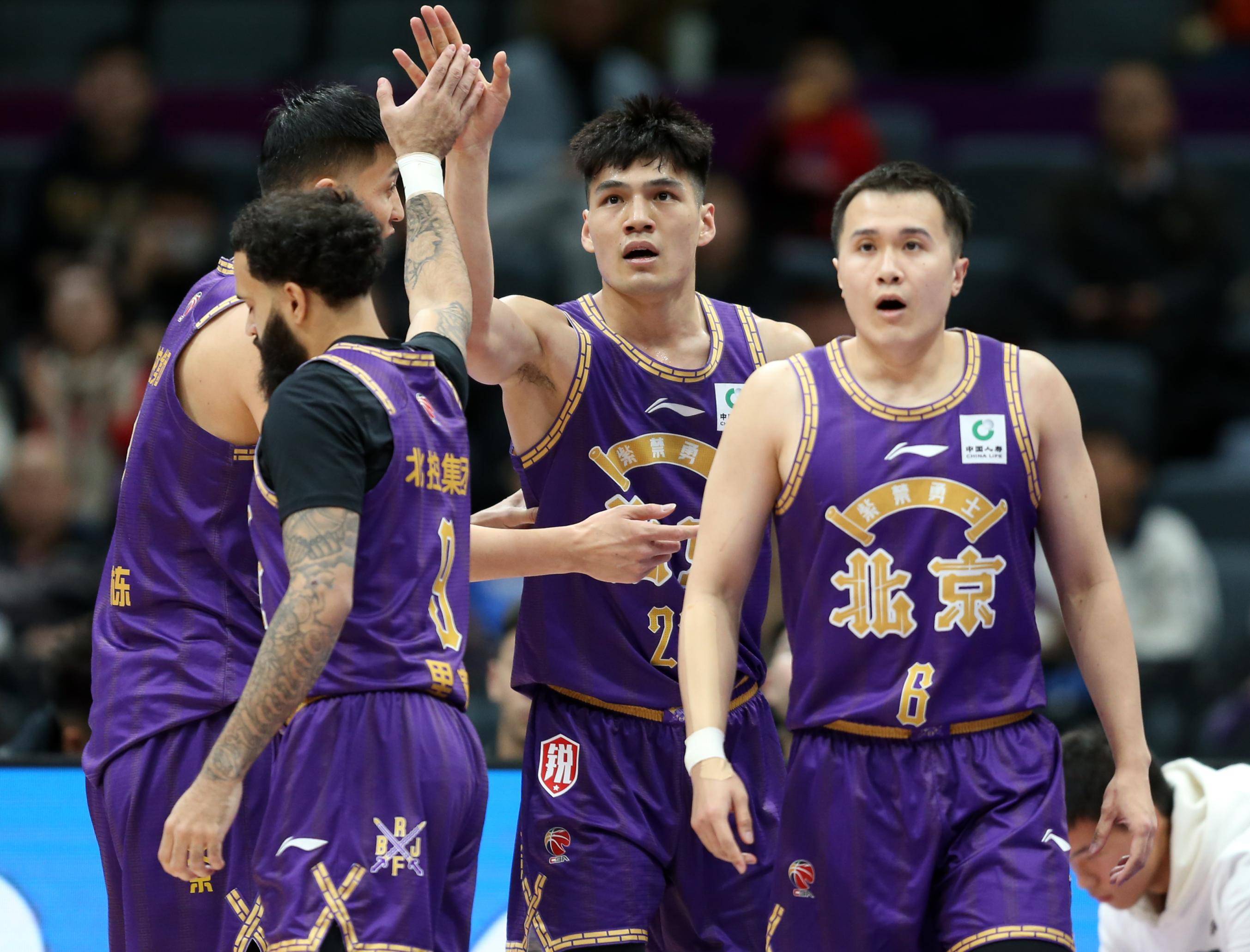 球队战绩下滑，主教练面临解职危机