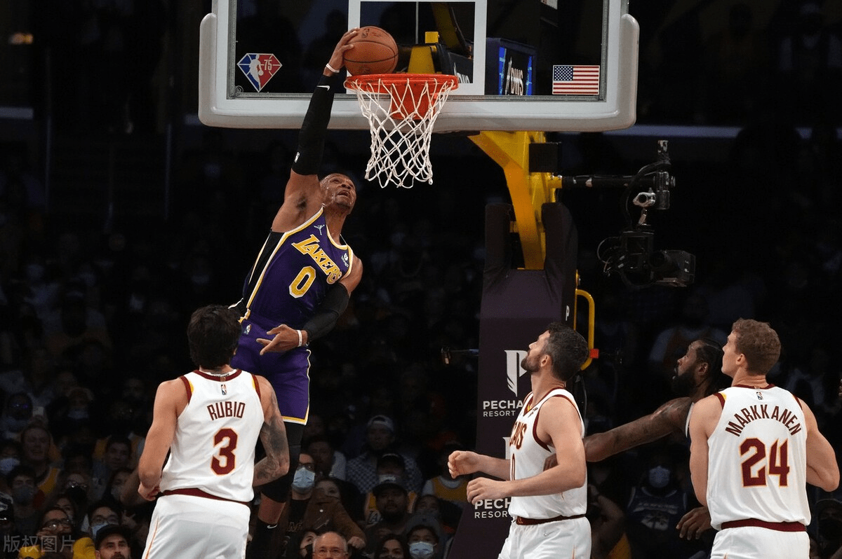 三分球命中率高达%，球队轻取胜利