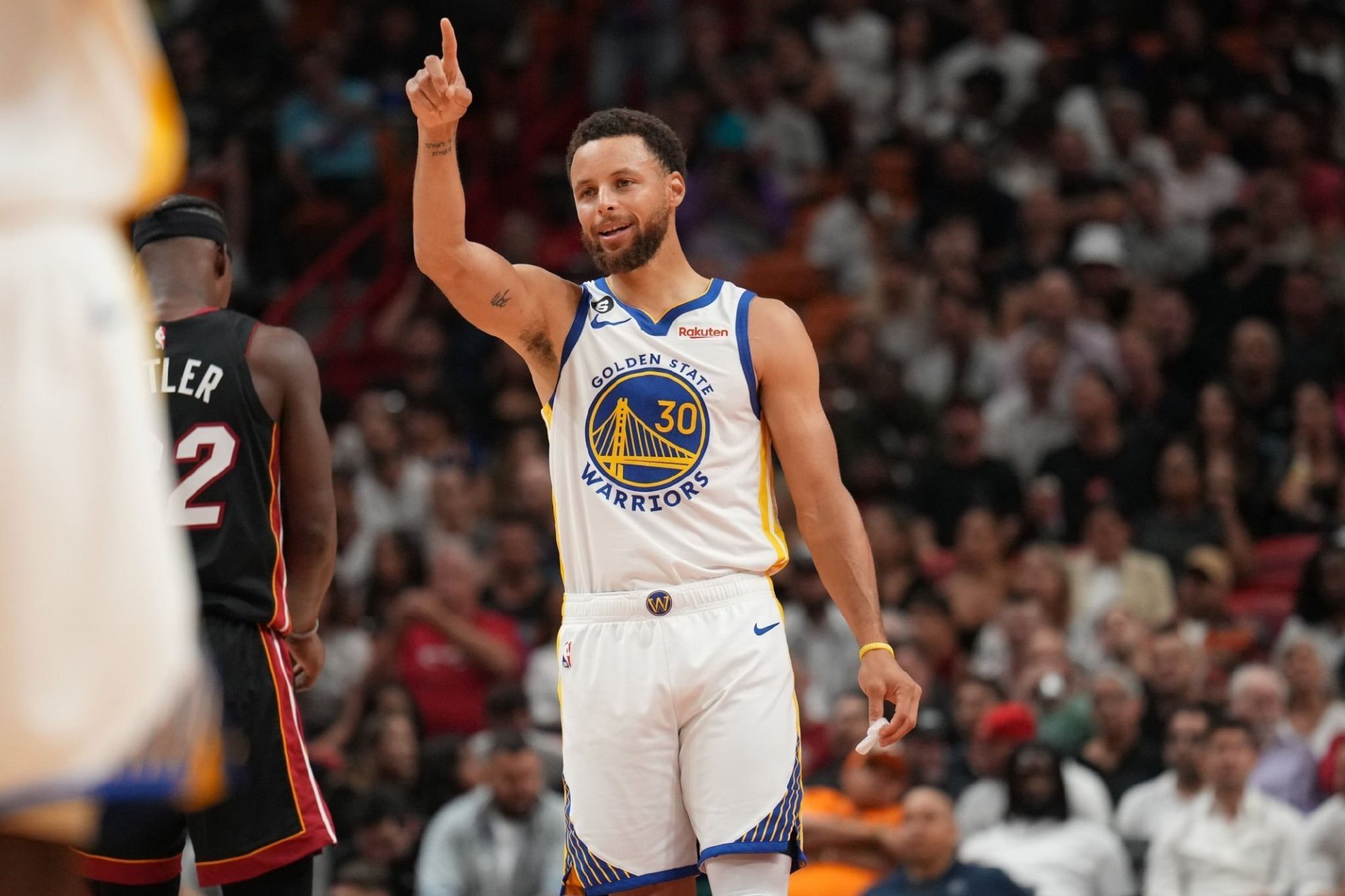 热火险胜江苏队，库里刷新纪录