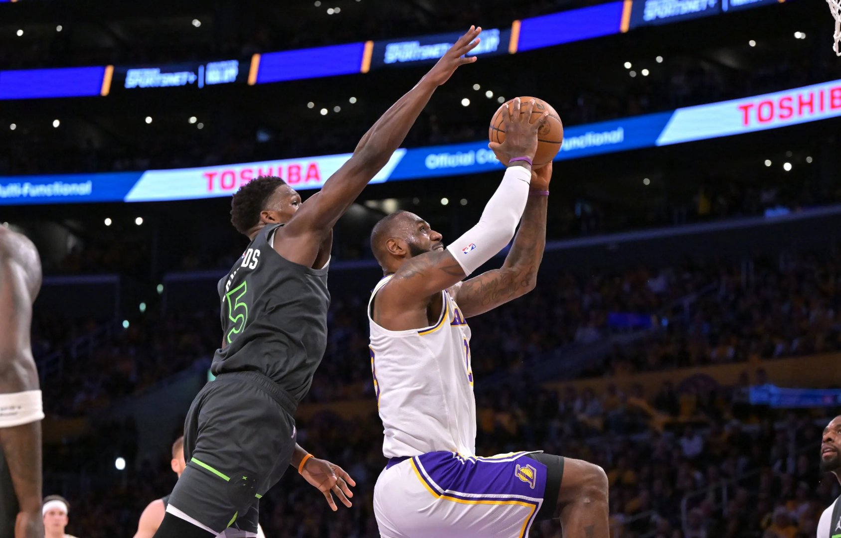 尼克斯横扫湖人，约基奇带队取胜