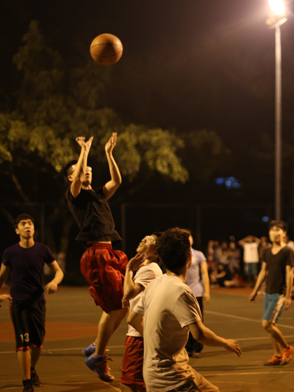 澳洲篮球联赛选手齐聚一堂庆祝胜利