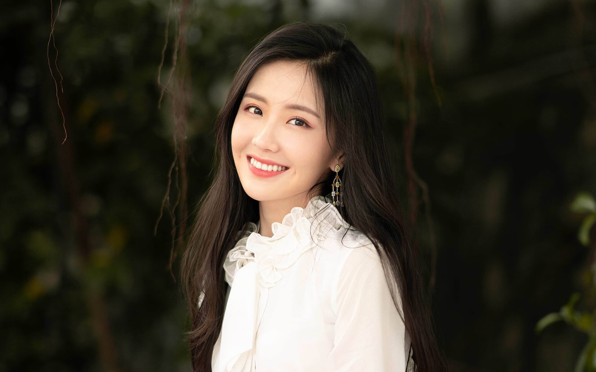 蝴蝶翅膀与精密仪器,当绿茵场的失控遭遇跑道的绝对掌控