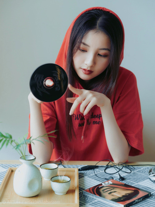 一边是东部的残酷，一边是西部的救赎